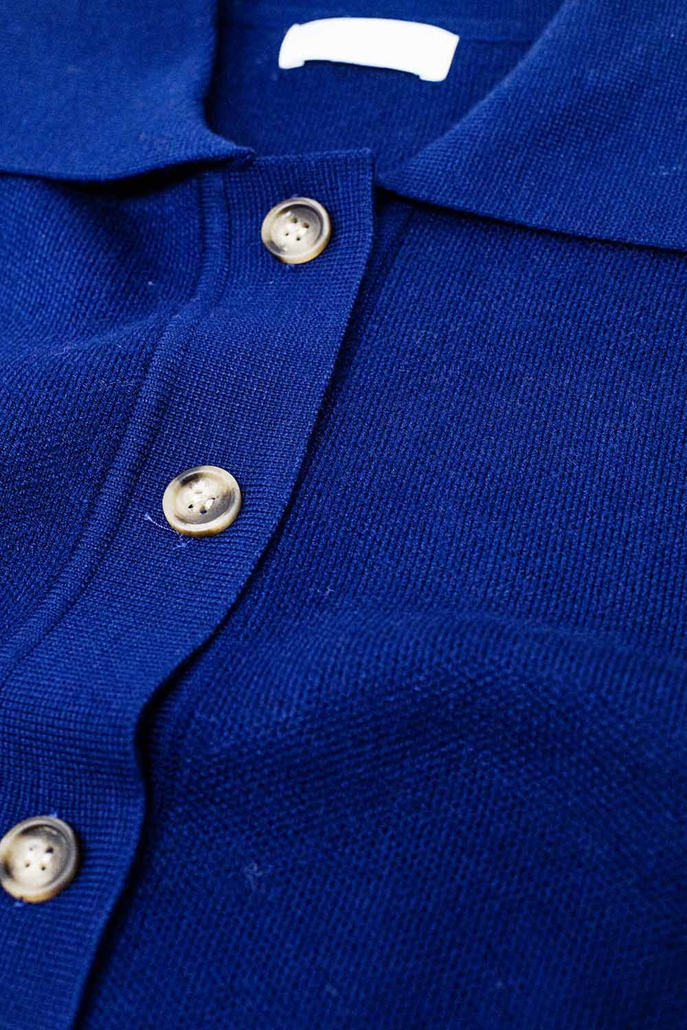 Cardigan de malha macia em azul tinta com bolsos frontais