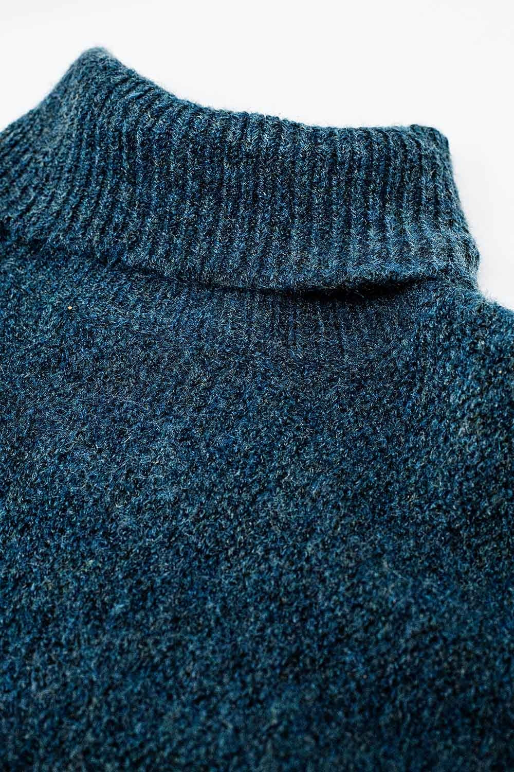 Suéter oversized em azul-petróleo com gola alta e mangas soltas