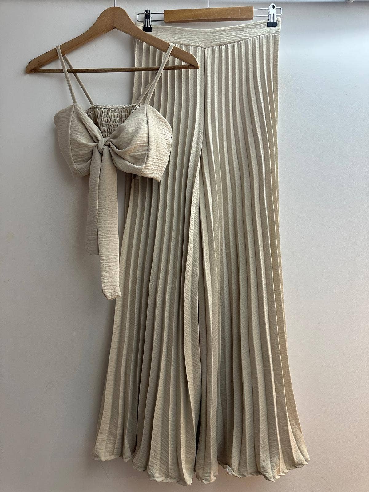 Conjunto de top cropped com calça ampla plissada