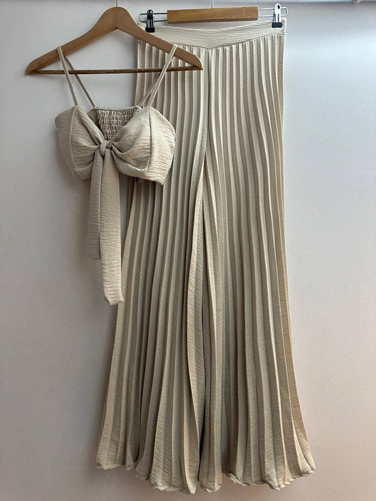 Conjunto de top cropped com calça ampla plissada