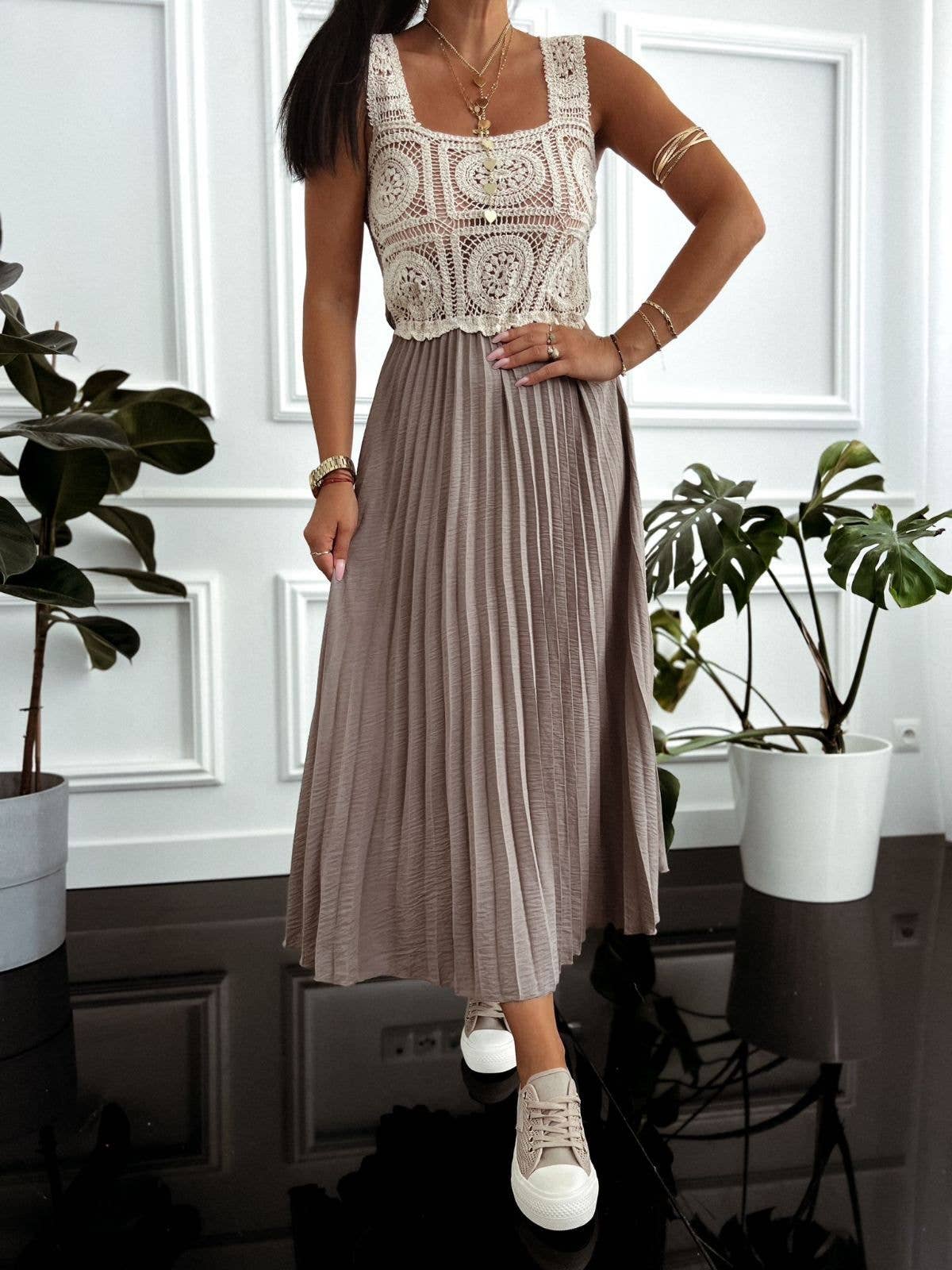 Vestido longo com alças largas bordado boho