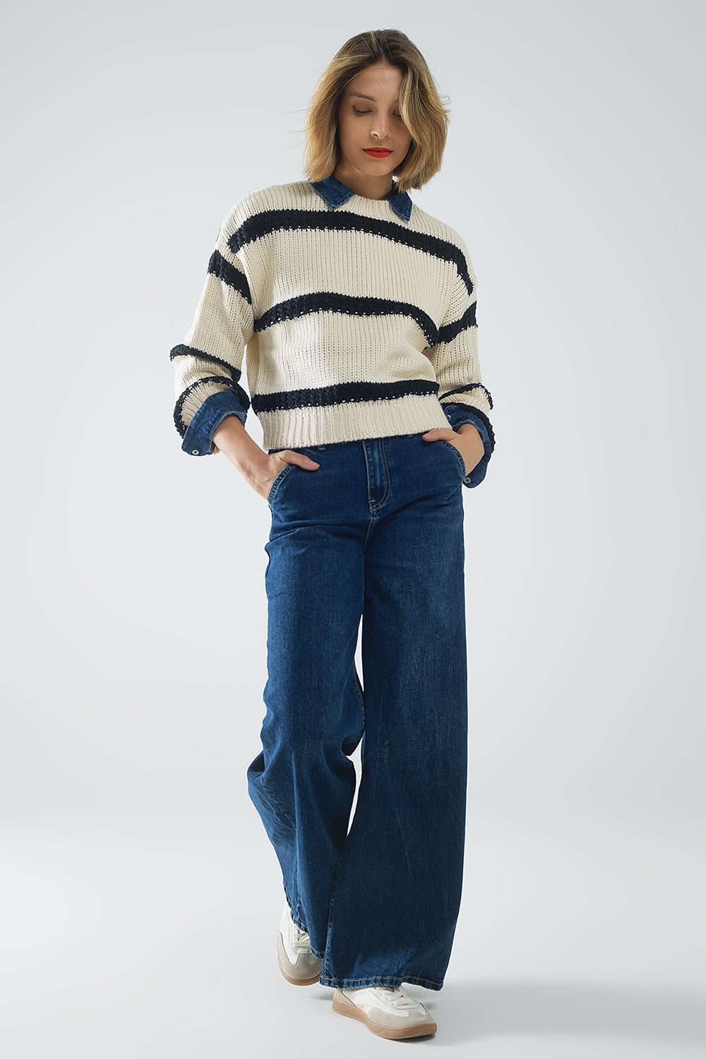 Camisola bege descontraída com riscas pretas
