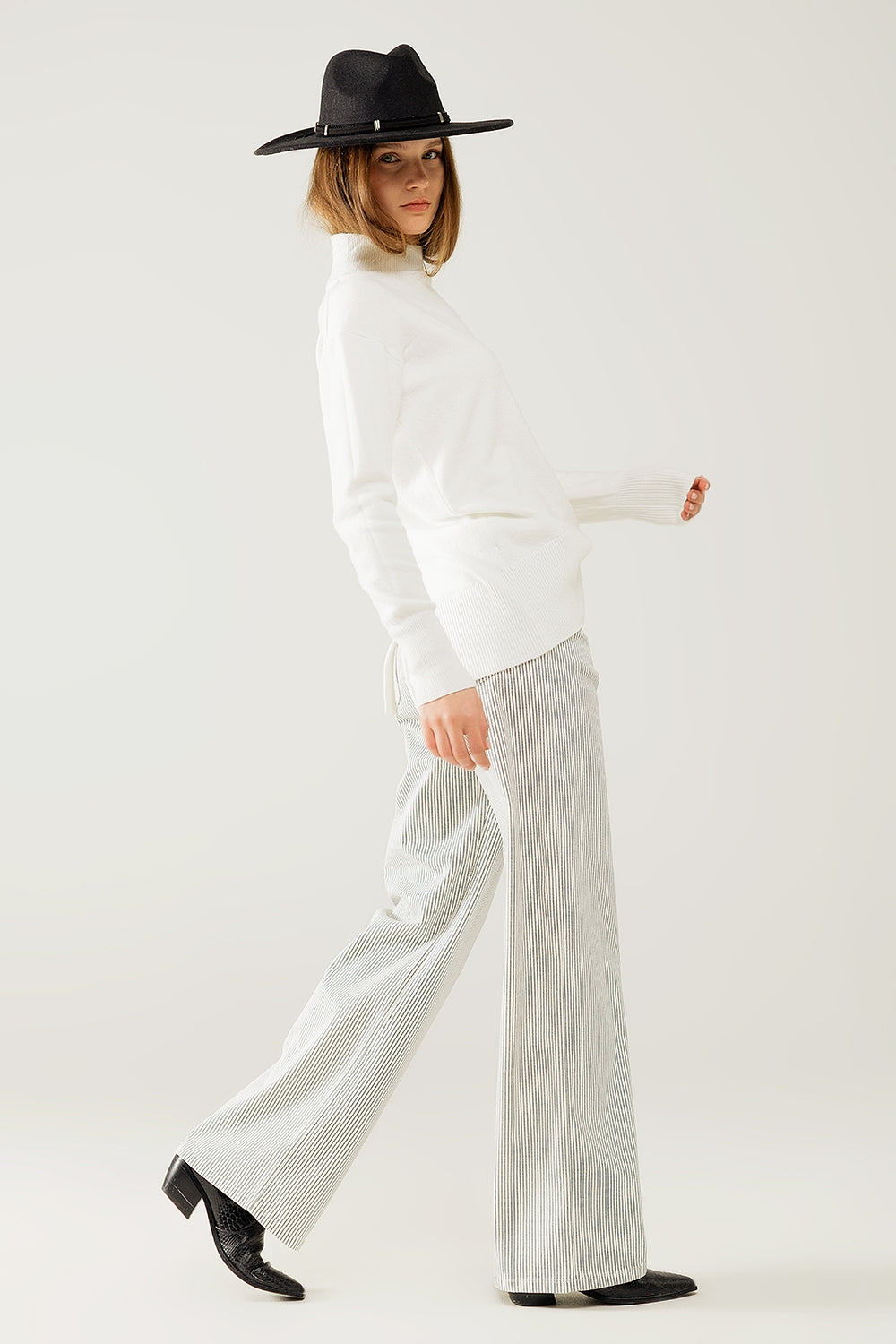 Camisola branca solta com pormenor aberto nas costas