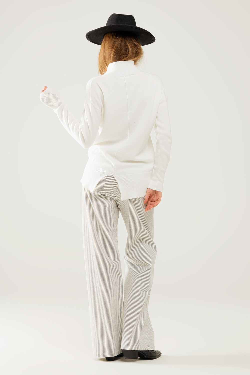 Camisola branca solta com pormenor aberto nas costas