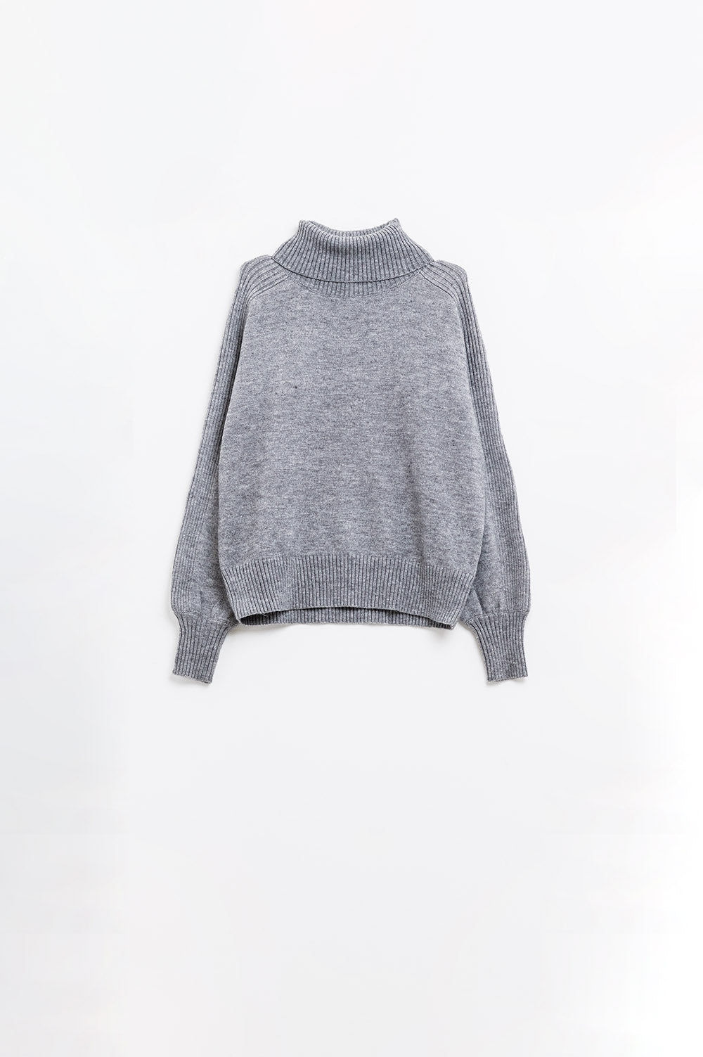 camisola cinzenta larga com mangas caneladas