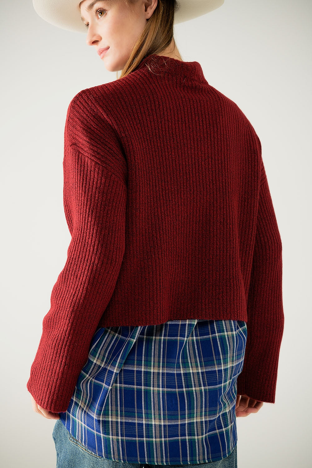 camisola de gola alta com nervuras vinho descontraída