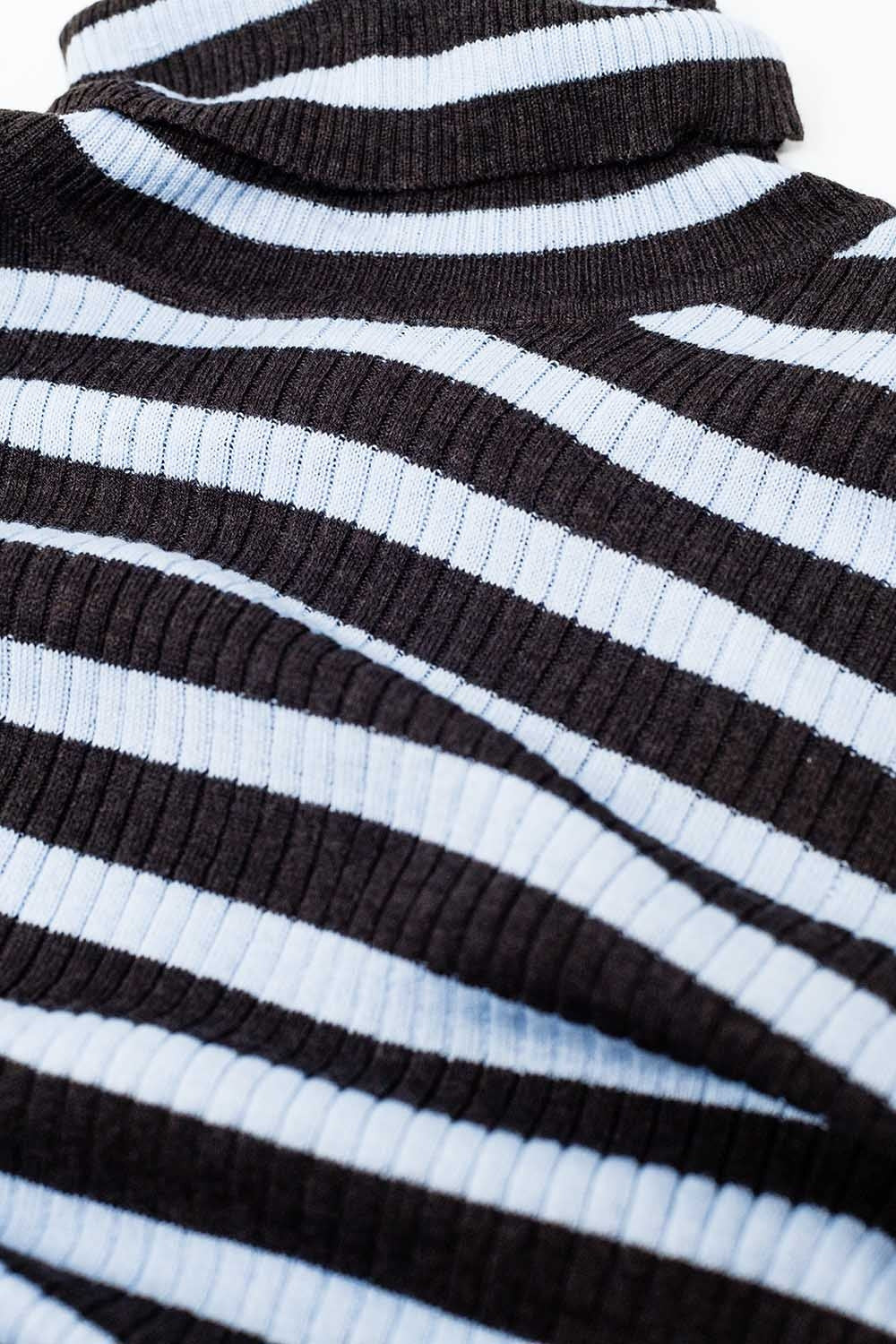 Camisola de lã de malha fina com riscas azuis e castanhas