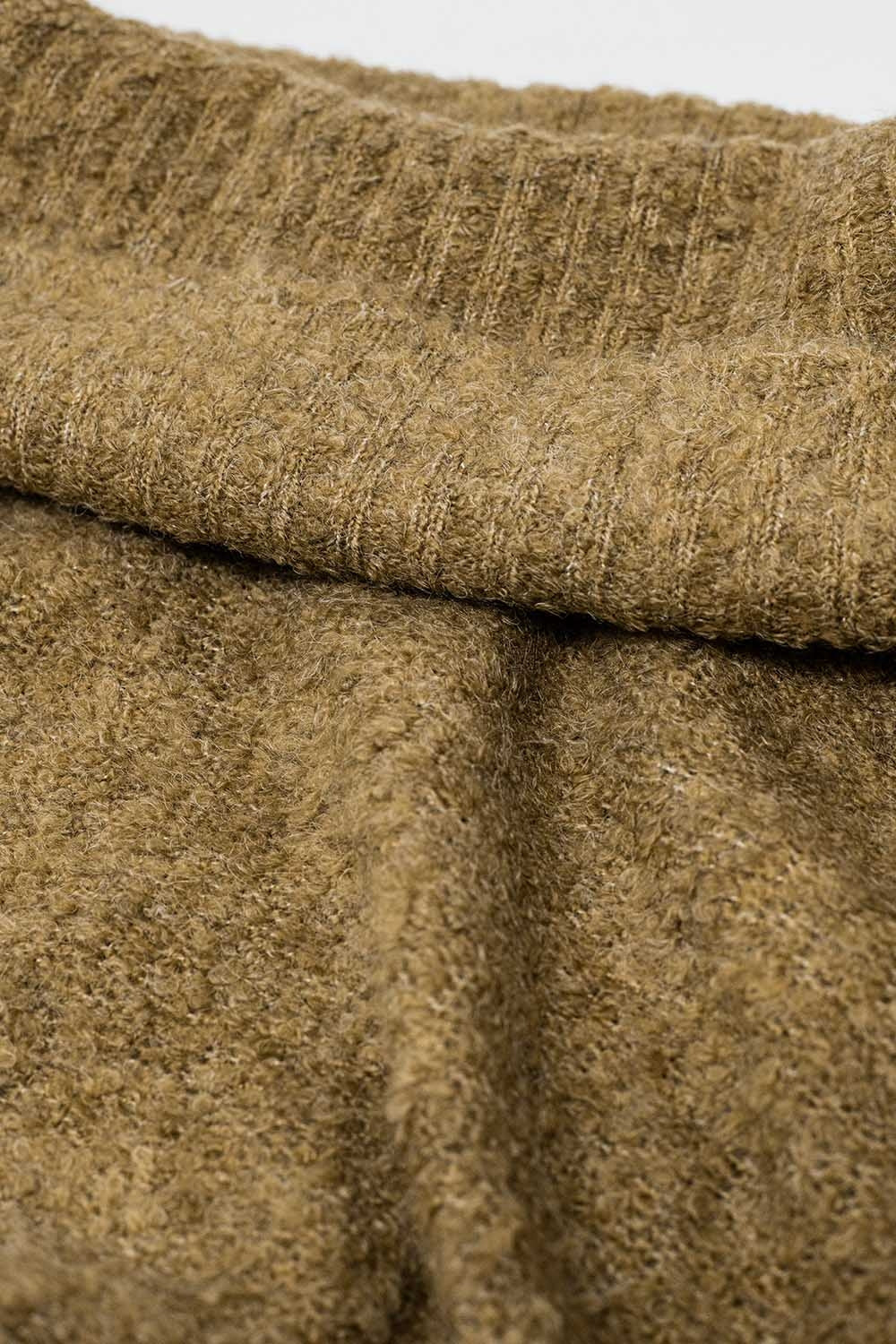 camisola de malha fofa com gola redonda em bege