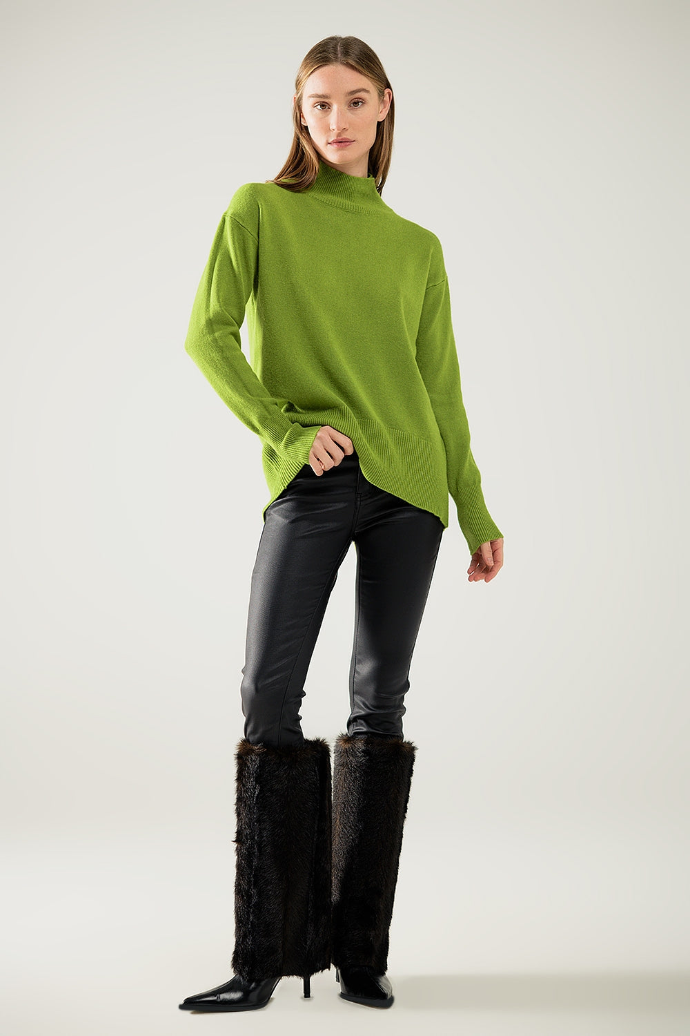 Camisola verde solta com abertura nas costas