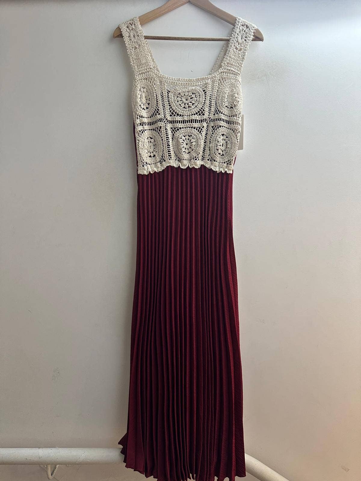 Vestido longo com alças largas bordado boho
