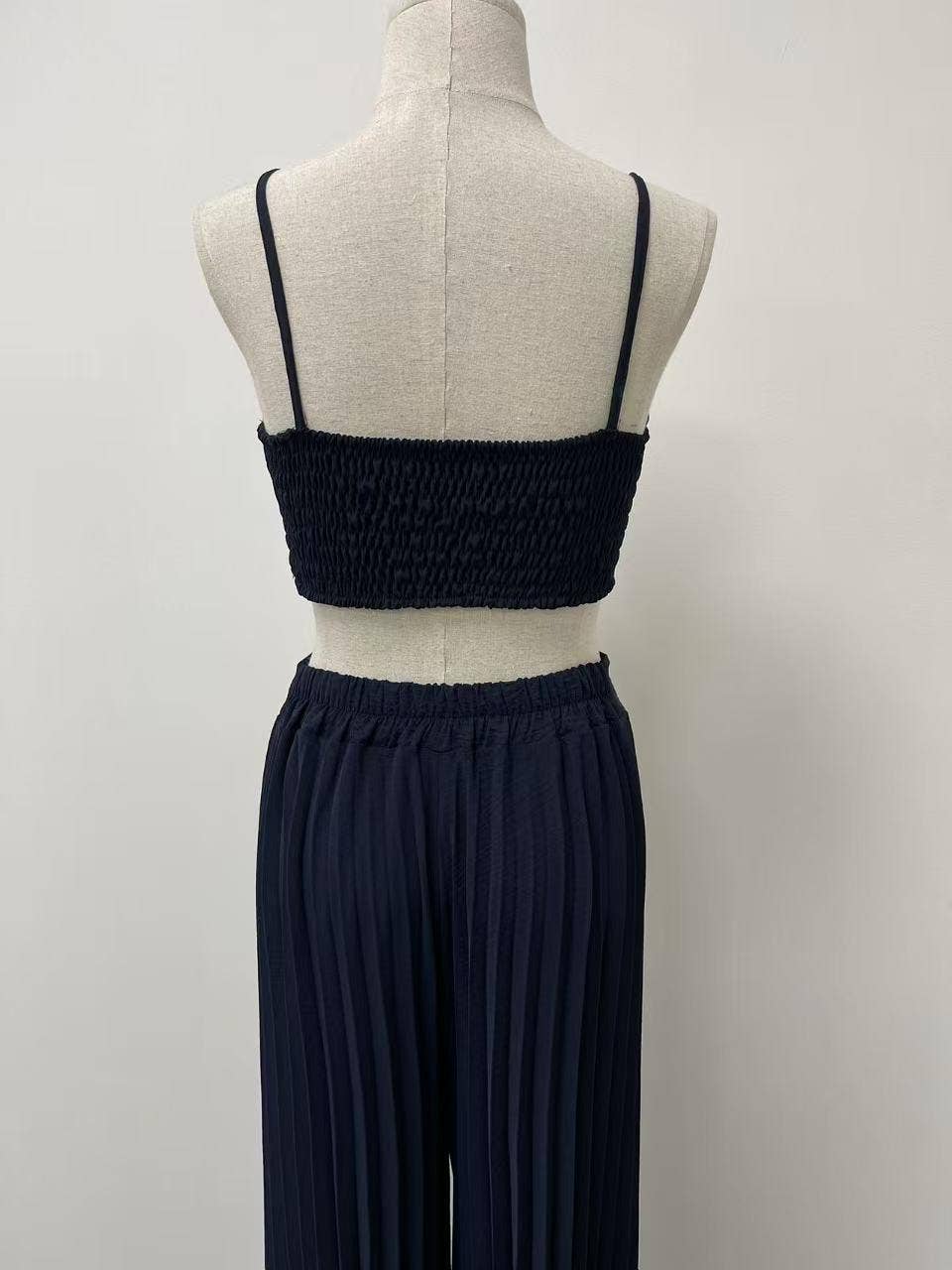 Conjunto de top cropped com calça ampla plissada