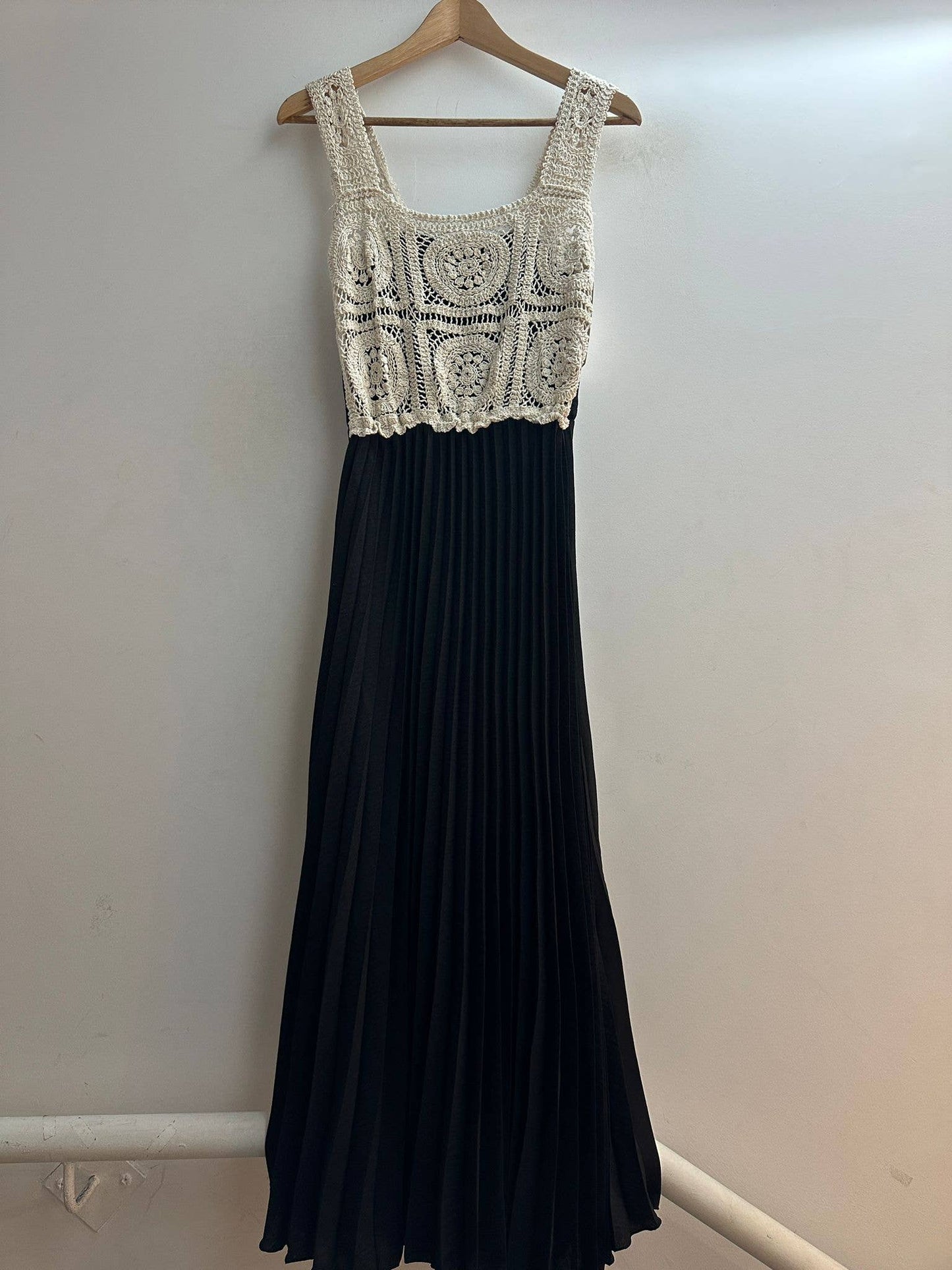 Vestido longo com alças largas bordado boho
