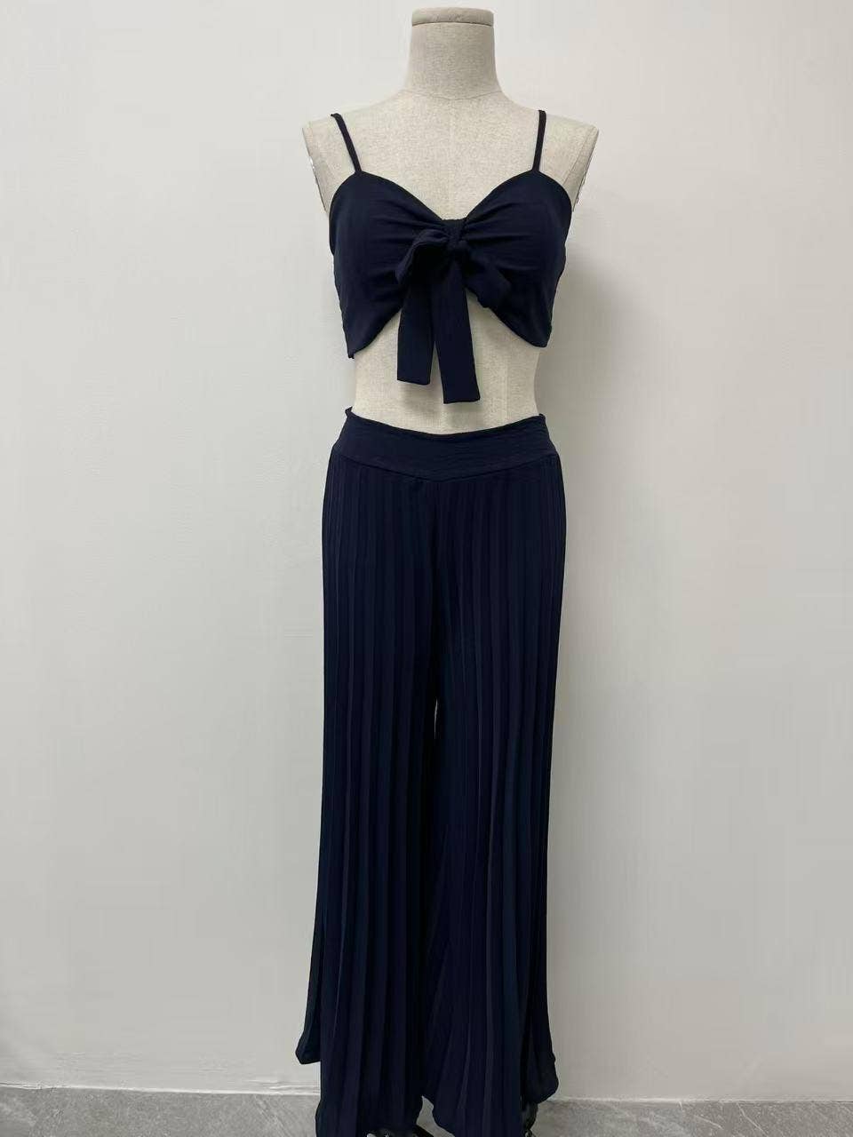 Conjunto de top cropped com calça ampla plissada