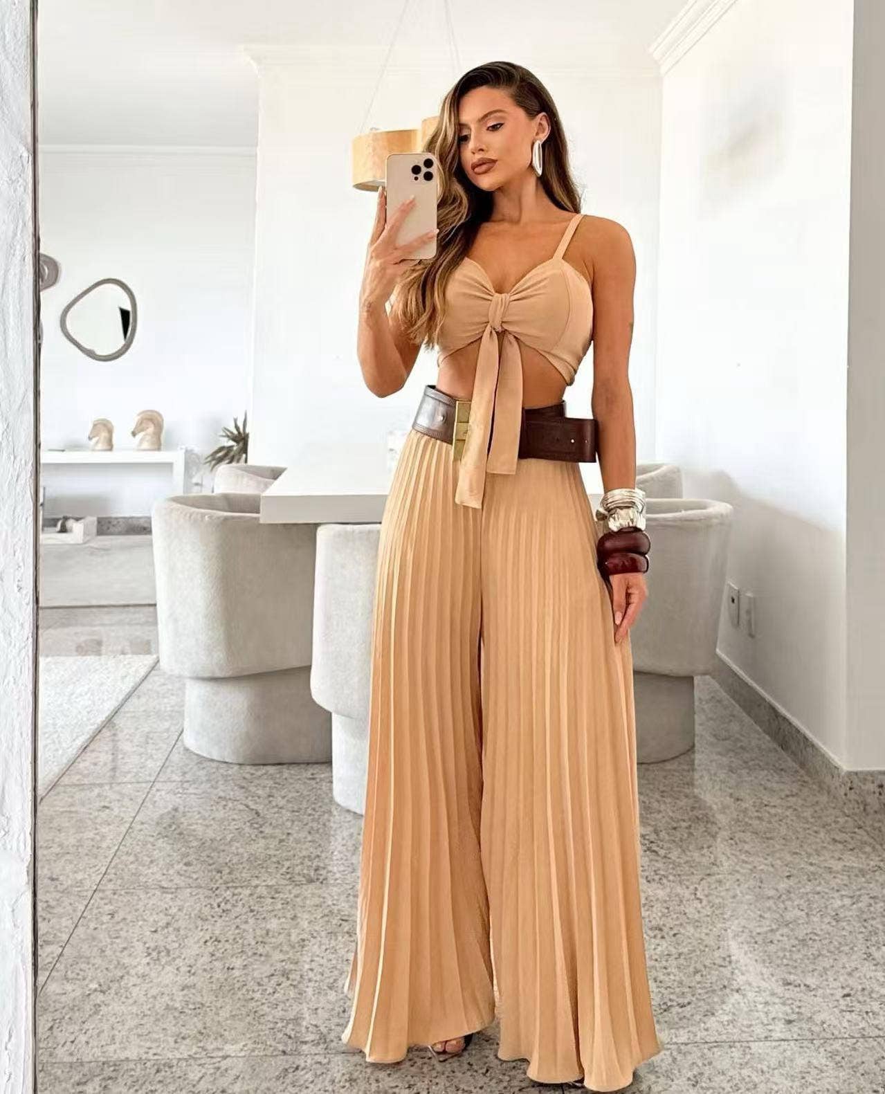 Conjunto de top cropped com calça ampla plissada