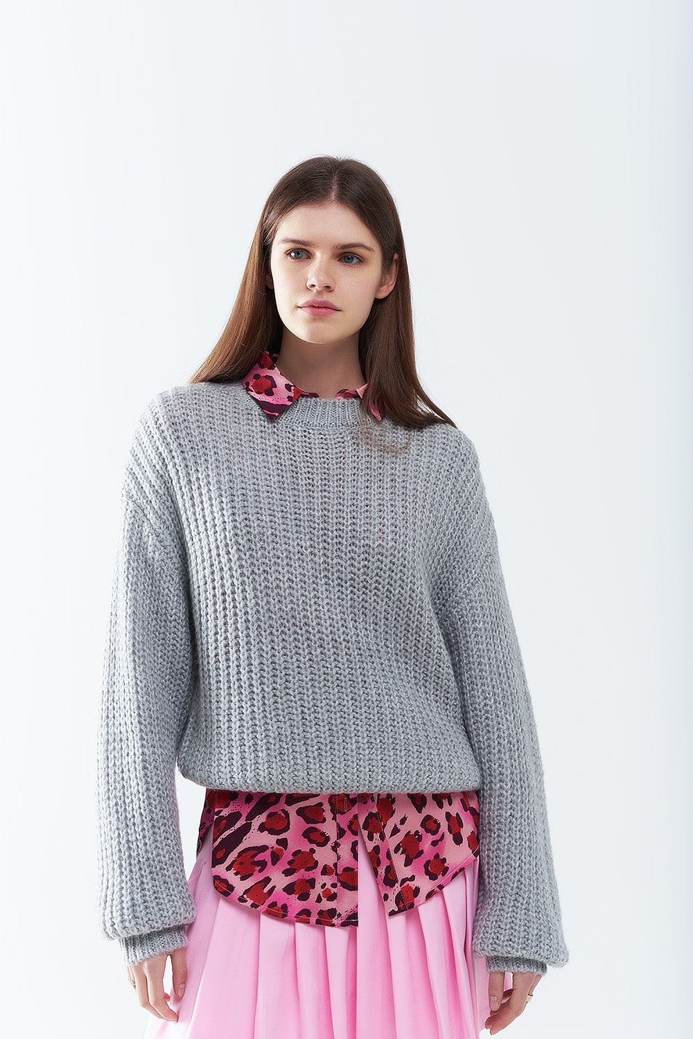 Suéter de malha grossa cinza claro com mangas bufantes