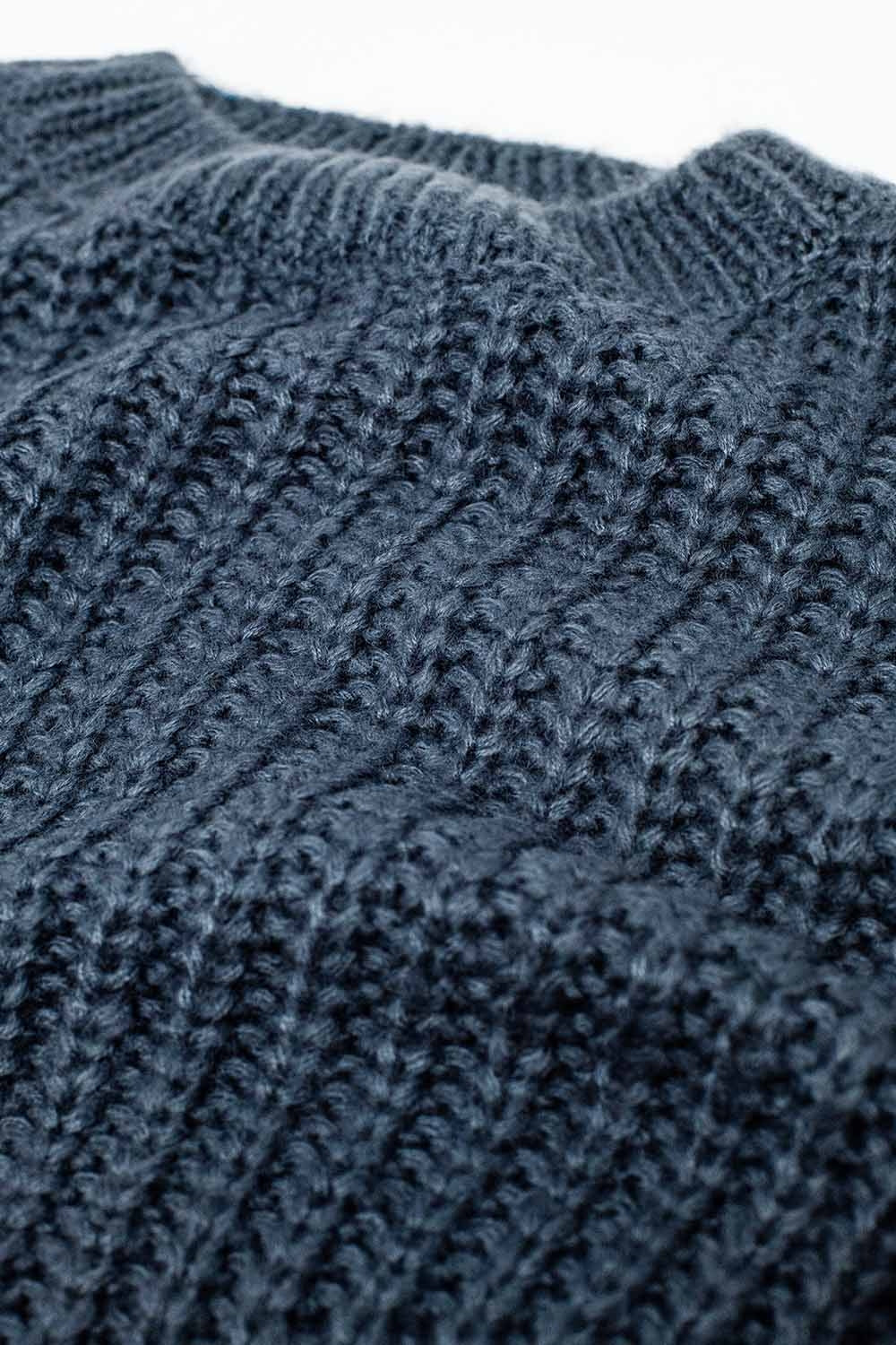 Suéter de malha grossa cinza escuro com mangas bufantes